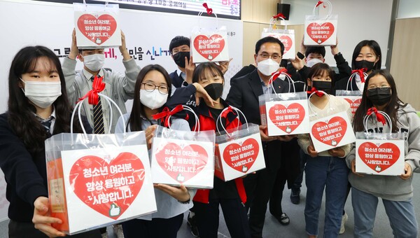 ▲ 박희조 동구청장(앞줄 왼쪽 네 번째)과 청소년참여위원회 위원들이 응원 선물을 들고 기념촬영을 하고 있다.ⓒ대전동구