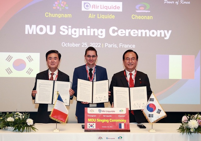 ▲ 박상돈 천안시장(우측)은 지난달 25일 프랑스 산업 가스 제조회사인 에어리퀴드(Air Liquide)와 5000만 달러(한화 660억 원) 규모의 투자협약을 체결했다.ⓒ천안시