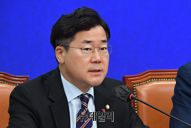 ▲ 박찬대 더불어민주당 최고위원이 8월29일 오전 국회에서 열린 최고위원회의에 참석해 발언을 하고 있다.ⓒ이종현 기자