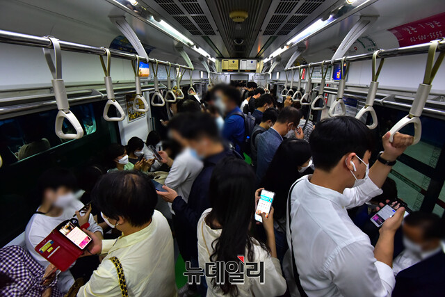 ▲ 지하철 열차 내 이용객들이 빽빽이 들어차 있는 모습. ⓒ강민석 기자