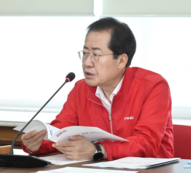 ▲ 홍준표 대구시장은 지난 10월 24일 시청 산격청사 대회의실에서 열린 간부회의에서 실·국·본부에 동절기 대비 종합대책 수립을 당부하는 등 시정 전반에 걸친 추진상황을 점검했다. ⓒ대구시