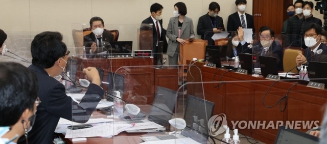 ▲ 10일 오전 서울 여의도 국회에서 열린 과학기술정보방송통신위원회 전체회의에서 더불어민주당 윤영찬 의원과 국민의힘 박성중 간사가 대통령실의 MBC 전용기 탑승 불허 통보 사실을 과학기술정보방송통신위원회에서 어떻게 다룰 것인가에 대해 설전을 벌이고 있다.ⓒ연합뉴스