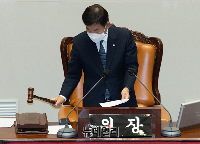 ▲ 후반기 국회의장으로 선출된 김진표 국회의장이 지난 7월4일 오후 국회에서 열린 본회의에서 회의를 주재하고 있다.ⓒ이종현 기자