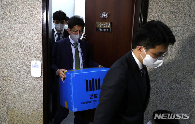 ▲ 검찰 관계자들이 지난 9일 오후 서울 여의도 국회 정진상 더불어민주당 당대표 정무실장 사무실 압수수색을 마치고 압수품이 담긴 박스를 들고 나오고 있다. ⓒ뉴시스