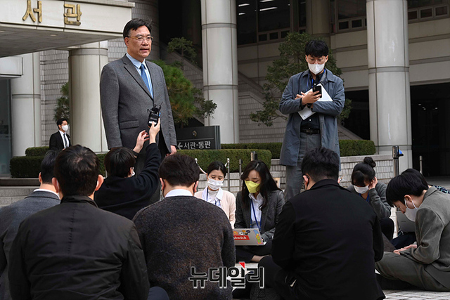 ▲ '이재명 조카 살인사건' 피해자 유족 측 대리인 이병철 변호사가 10일 오후 서울 서초구 중앙지법에서 열린 2차 변론기일을 마친 직후 취재진의 질문에 답하고 있다. ⓒ강민석 기자