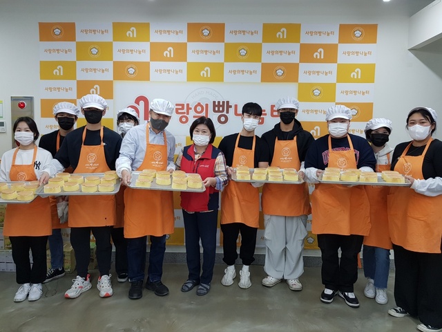 ▲ 대구대학교(총장 박순진) 국제관계학과 교수와 학생 10여 명이 지난 11월 9일 사랑의빵나눔터에서 소외된 이웃과 노숙자를 위한 사랑의빵만들기 봉사활동을 펼쳤다.ⓒ대구대
