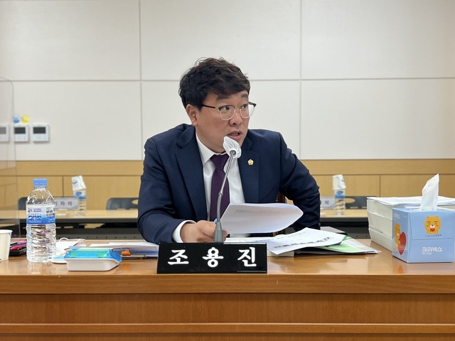 ▲ 경북도의회 조용진 의원(김천)은 지난 8일 경상북도교육청 화백관에서 열린 ‘2022년 경상북도교육청 행정사무감사’에서 도교육청의 시설방수 공사 계약이 동일한 내용에 상이한 단가가 적용된 것에 대하여 문제를 제기하며 그 근거를 논리적으로 설명해 이목을 끌었다.ⓒ경북도의회