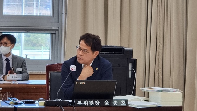 ▲ 경북도의회 교육위원회 소속 윤종호 의원(구미)은 지난 8일부터 시행된 ‘2022년 경상북도교육청 행정사무감사’에서 경상북도 관내 학교의 명예퇴직교사가 다시금 기간제 교사로 재취업하고 있는 문제에 대해 지적했다.ⓒ경북도의회