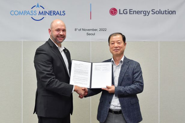 ▲ LG에너지솔루션이 미국 컴파스 미네랄과 탄산리튬 공급에 대한 계약을 체결했다. (오른쪽부터) LG에너지솔루션 김동수 전무, 컴파스 미네랄 크리스 얀델 리튬사업부장. ⓒLG에너지솔루션 제공