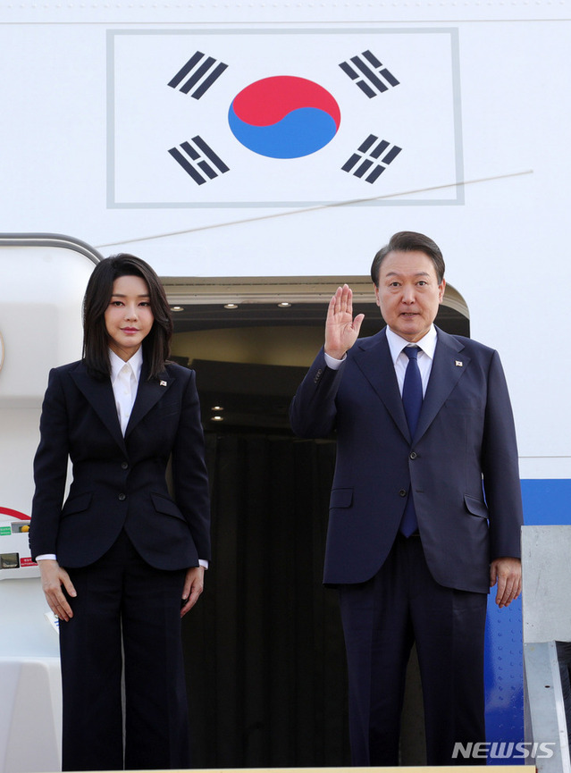 ▲ 아세안 및 G20 정상회의 참석 등 동남아 순방을 위해 출국하는 윤석열 대통령과 부인 김건희 여사가 11일 오전 9시30분경 경기도 성남 서울공항에서 공군 1호기에 올라 인사하고 있다.ⓒ뉴시스