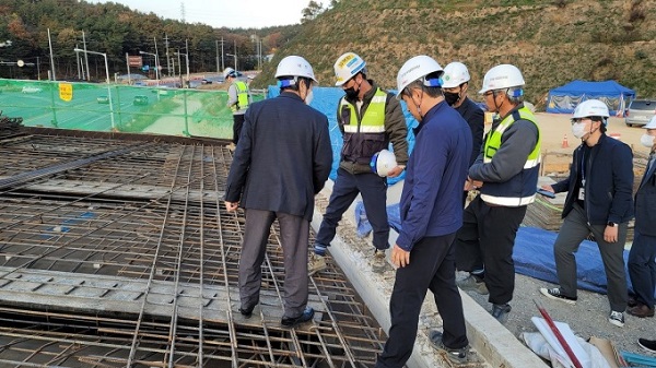 ▲ 대전시 합동점검반원들이 관내 건추공사장에서 시공 실태를 지도 점검하고 있다.ⓒ대전시