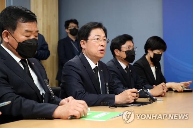 ▲ 국민의힘 '이태원 사고조사 및 안전대책 특별위원회' 이만희 위원장과 위원들이 지난 9일 용산경찰서에서 임현규 서장을 만나고 있다.ⓒ연합뉴스