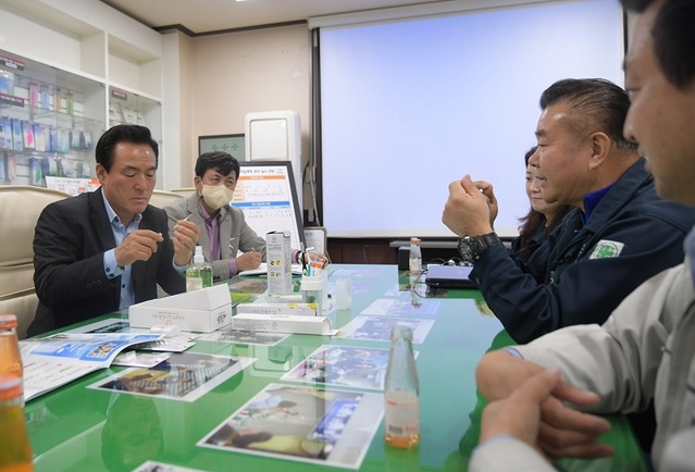 ▲ 백성현 논산시장이 지난 10일 휴먼테크㈜를 방문해 생산제품을 살펴보고 있다.ⓒ논산시
