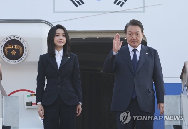 ▲ 윤석열 대통령과 김건희 여사가 11일 오전 아세안(ASEAN·동남아국가연합) 관련 정상회의 및 주요20개국(G20) 정상회의 등 다자회의 참석을 위해 성남 서울공항에서 공군 1호기에 탑승해 인사하고 있다.ⓒ연합뉴스
