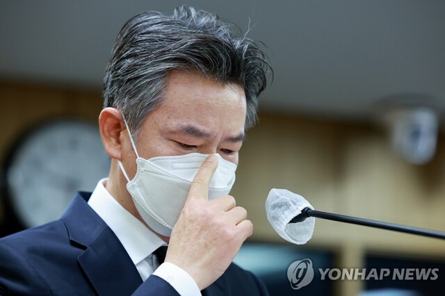 ▲ 최태영 서울소방재난본부장이 11일 서울 중구 서울시의회 도시안전건설위원회에서 서울소방재난본부를 상대로 열린 이태원 참사 관련 행정사무감사에서 울먹이며 보고를 이어가고 있다. ⓒ연합뉴스