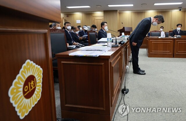▲ 최태영 서울소방재난본부장이 11일 서울 중구 서울시의회 도시안전건설위원회에서 서울소방재난본부를 상대로 열린 이태원 참사 관련 행정사무감사에 참석해 현안 보고를 마친 뒤 인사하고 있다. ⓒ연합뉴스