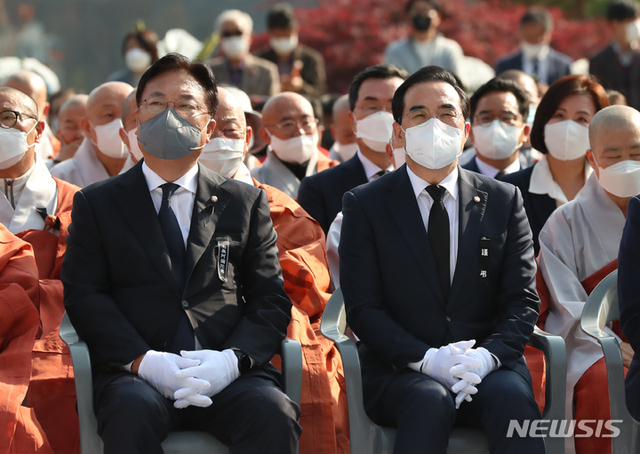 ▲ 정진석(왼쪽) 국민의힘 비상대책위원장과 박홍근 더불어민주당 원내대표가 11일 오후 서울 강남구 봉은사에서 열린 '상월결사 3주년 이태원참사 추모법회'에 참석해 있다. ⓒ뉴시스
