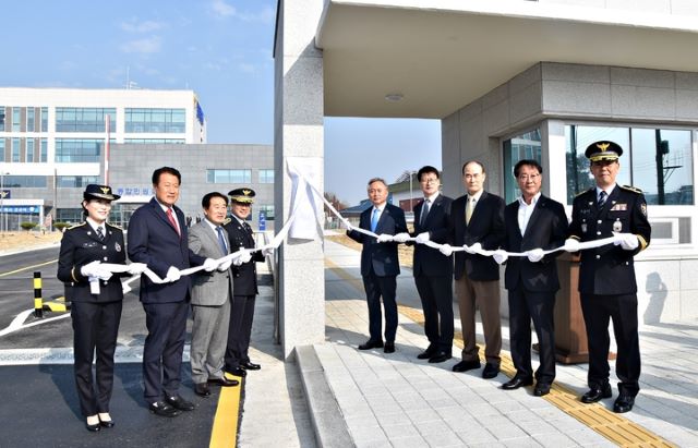 ▲ 진천경찰서가 11일 진천읍 송두리 신청사 정문에서 김교태 충북경찰청장, 송기섭 진천군수, 임호선 국회의원, 남기헌 충북자치경찰위원장 등이 참석한 가운데 현판 제막식을 가졌다.ⓒ진천경찰서