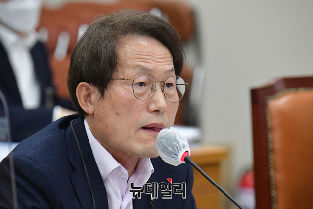 ▲ 조희연 서울시교육감이 지난달 17일 국회에서 열린 교육위원회의 서울시교육청 경기도교육청 인천시교육청에 대한 국정감사에서 의원 질의에 답하고 있다.ⓒ이종현 기자