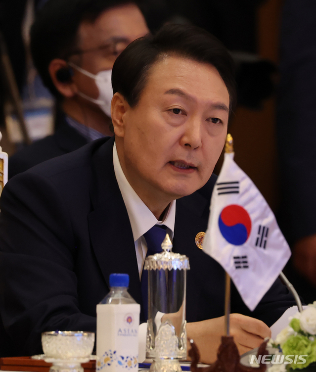 ▲ 윤석열 대통령이 11일(현지시간) 프놈펜 소카호텔에서 열린 한·아세안 정상회의에서 발언하고 있다. ⓒ뉴시스