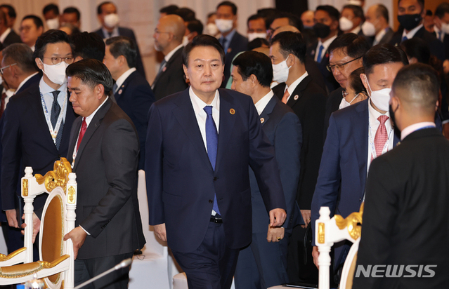 ▲ 윤석열 대통령이 11일(현지시간) 프놈펜 소카호텔에서 열린 한·아세안 정상회의에 참석하고 있다. ⓒ뉴시스
