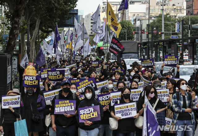 ▲ 한국여성단체연합 등 전국 여성·시민단체 회원들이 지난달 15일 오후 서울 종각역 인근에서 열린 윤석열 정부의 여성가족부 폐지안 규탄 집회에서 성평등 추진체계 강화 등을 촉구하는 행진을 하고 있다. ⓒ뉴시스