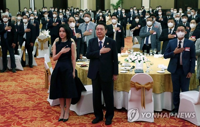 ▲ 윤석열 대통령과 김건희 여사가 11일(현지시각) 캄보디아 프놈펜 한 호텔에서 열린 동포 만찬간담회에 참석, 국기에 경례를 하고 있다.ⓒ연합뉴스