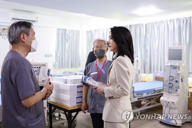 ▲ 윤석열 대통령의 부인 김건희 여사가 11일(현지시각) 한인 의료진이 운영하는 프놈펜의 '헤브론' 병원을 방문, 의료진 등과 대화하고 있다.ⓒ연합뉴스