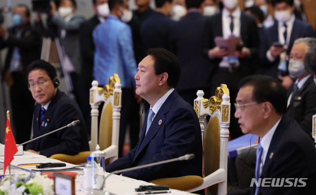 ▲ 윤석열 대통령이 12일(현지시간) 프놈펜 한 호텔에서 열린 아세안+3 정상회의에 자리하고 있다. 왼쪽부터 기시다 일본 총리, 윤석열 대통령, 리커창 중국 총리. ⓒ뉴시스