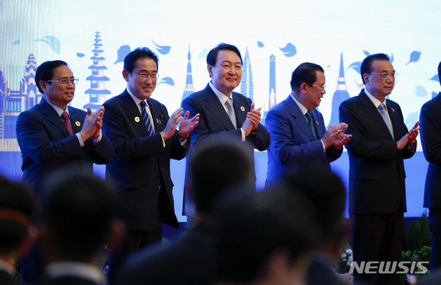 ▲ 윤석열 대통령이 12일(현지시간) 프놈펜 한 호텔에서 열린 아세안+3 정상회의에서 참가국 정상들과 기념촬영을 하고 있다. 왼쪽부터 팜 민 찐 베트남 총리, 기시다 일본 총리, 윤 대통령, 훈센 캄보디아 총리, 리커창 중국 총리. ⓒ뉴시스