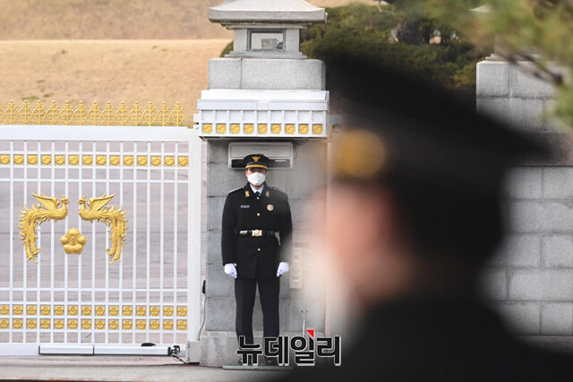 ▲ 청와대와 이를 지키고 있는 경호원. ⓒ강민석 기자