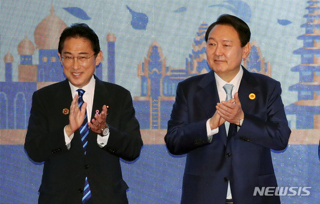 ▲ 윤석열 대통령과 기시다 일본 총리가 12일(현지시간) 프놈펜 한 호텔에서 열린 아세안+3 정상회의에서 참가국 정상들과 기념촬영을 하고 있다. ⓒ뉴시스