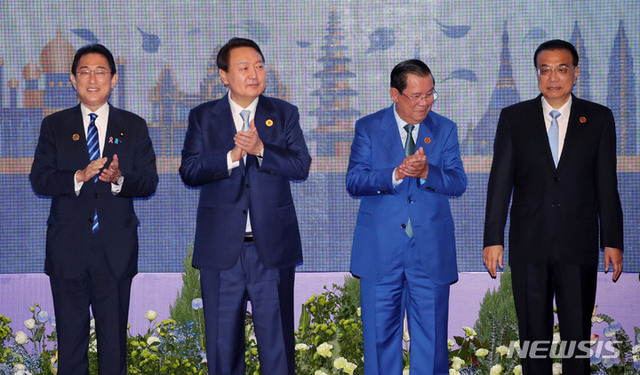 ▲ 윤석열 대통령이 12일 캄보디아 프놈펜의 한 호텔에서 열린 아세안+3 정상회의에서 참가국 정상들과 기념촬영을 하고 있다. 왼쪽부터 기시다 후미오 일본 총리, 윤석열 대통령, 훈센 캄보디아 총리, 리커창 중국 총리.ⓒ뉴시스