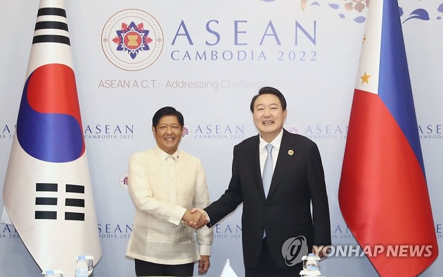 ▲ 윤석열 대통령이 12일 오후(현지시간) 캄보디아 프놈펜의 한 호텔에서 열린 한·필리핀 정상회담에서 페르디난드 마르코스 주니어 필리핀 대통령과 기념촬영을 하고 있다.ⓒ연합뉴스