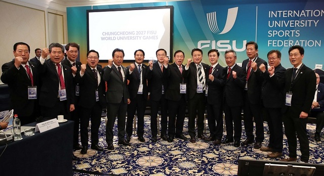 ▲ 벨기에 브뤼셀을 방문 중인 김태흠 충남도지사가 12일 2027 하계세계대학경기대회 유치에 성공하자 조길연 충남도의장 등 충청권 광역도지사, 시도의장 등과 함께 파이팅을 외치며 자축하고 있다. ⓒ충남도