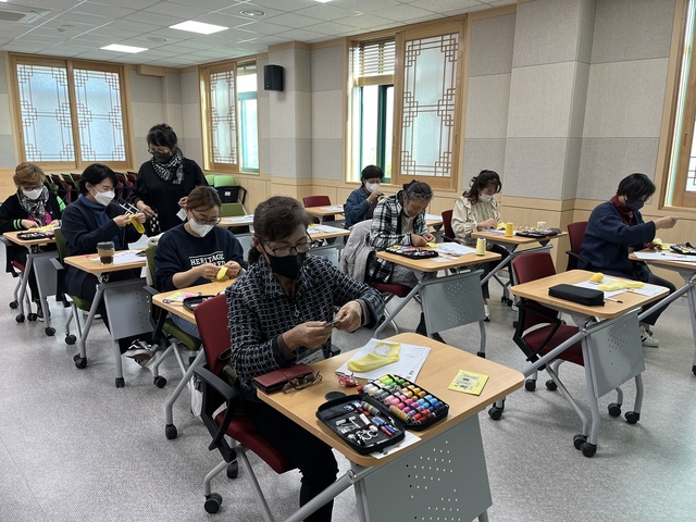 ▲ 성주군은 11월 9일 리사이클링 양말공예 교육과정을 개설하고 17명의 교육생을 모집하여 개강식을 가졌다.ⓒ성주군