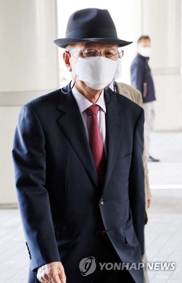 ▲ 김기춘 전 청와대 비서실장이 지난달 12일 서울중앙지법에서 열린 세월호 보고시간 조작 혐의 파기환송심 공판에 출석하고 있다.ⓒ연합뉴스