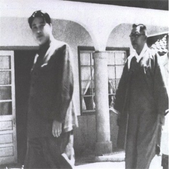 ▲ 남북협상화의장에 들어서는 김일성. 백범 김구가 그 뒤를 따르고 있다. ⓒ미디어한국학 제공