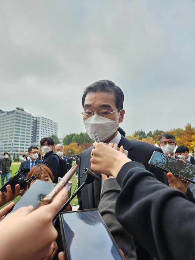 ▲ 이종엽 대한변호사협회장이 지난 1일 오전 서울광장에 마련된 합동분향소를 찾아 이태원 참사 피해자들을 추모했다. ⓒ진선우 기자