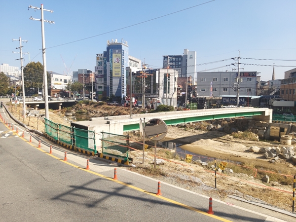 ▲ 충북도가 발주한 충북 청주시 흥덕구 가경동 가경천에 불쑥 드러난 교량. 인보보다 2~2.7m로 사람키보다도 높게 설치돼 있다.ⓒ충청타임즈