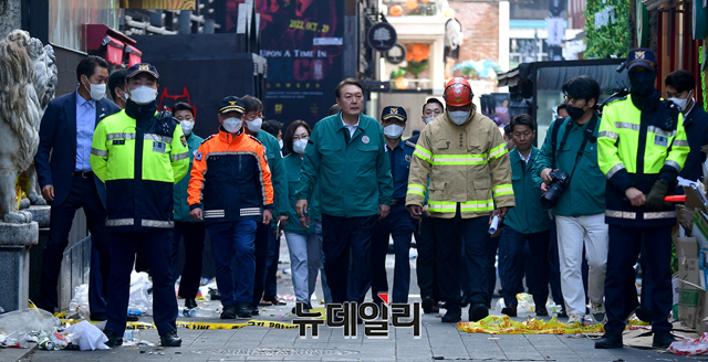 ▲ 핼러윈을 앞두고 이태원 일대에 대형 압사 참사가 발생한 지난달 30일 서울 용산구 이태원 사고현장을 윤석열 대통령이 둘러보고 있다. ⓒ이종현 기자