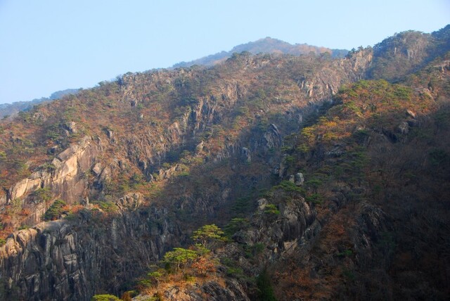 ▲ 제비봉 바위 줄기는 한 폭의 수묵화.ⓒ진경수 山 애호가