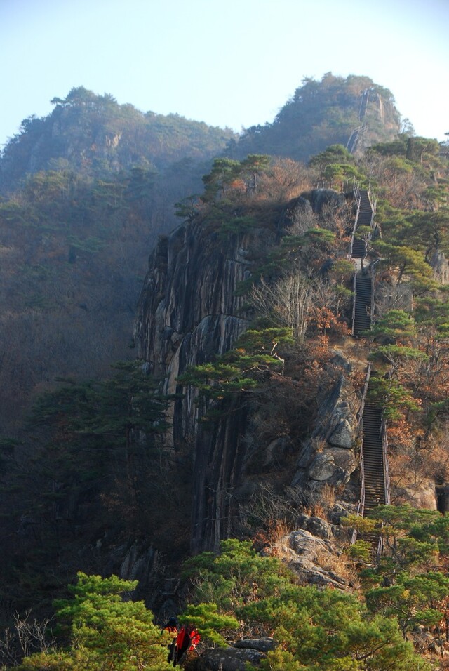 ▲ 안개가 걷힌 제비봉의 등산로가 아름답다.ⓒ진경수 山 애호가