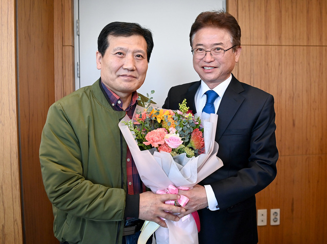 ▲ 이철우 경상북도지사는 경북 봉화군 광산 매몰 사고로 221시간 동안 고립되었다가 구조된 광부 박정하 반장의 아들 박근형씨로부터 감사 문자를 받았다. 사진은 봉화 광부 박정하 씨 퇴원에 이철우 지사가 축하하는 장면.ⓒ경북도