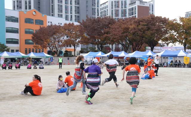 ▲ ‘한 번 달려볼까’, 계주에서 힘차게 달리기를 하는 참가자들.ⓒ영진사이버대