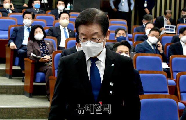 ▲ 이재명 더불어민주당 대표가 지난 9일 국회에서 열린 정책의원총회에 참석하기 위해 입장하고 있다.ⓒ이종현 기자