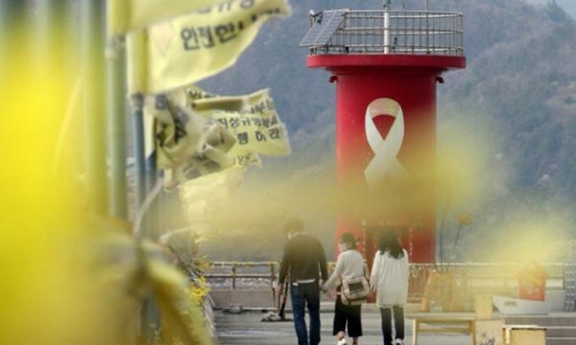 ▲ 지난 4월 14일 세월호 참사 8주기를 앞둔 전남 진도군 임회면 팽목항(진도항)에서 추모객이 방파제를 걸으며 희생자를 추념하고 있다.ⓒ연합뉴스