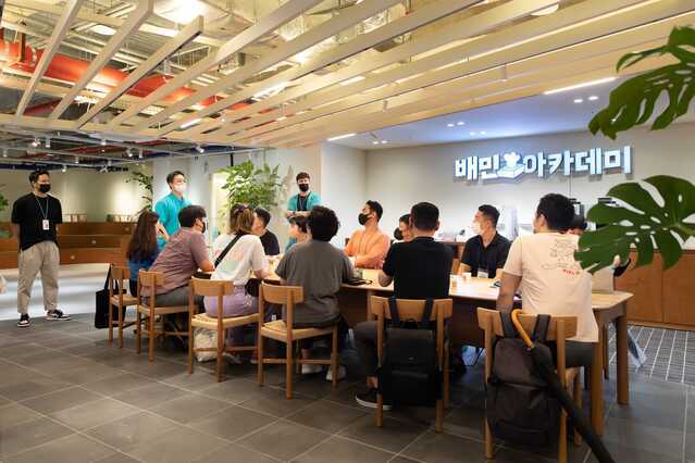 ▲ 지난 7월 경기도 수원 인계동에 개관한 ‘배민아카데미 경기센터’에서 외식업 사장님들이 교육을 받고 있는 모습.ⓒ우아한형제들