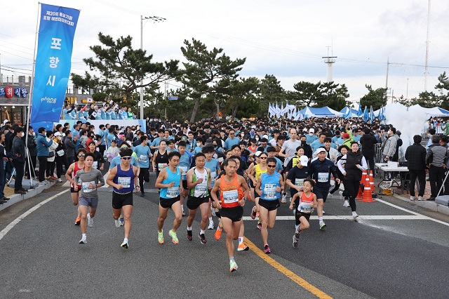 ▲ ‘제20회 통일기원 포항해변마라톤대회’가 지난 13일 포항 호미곶 광장 일원에서 전국의 마라톤 동호인들이 참여한 가운데 성황리에 개최됐다.ⓒ포항시체육회