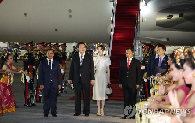 ▲ 윤석열 대통령과 김건희 여사가 주요 20개국(G20) 정상회의 참석을 위해 13일(현지시간) 인도네시아 발리 응우라 라이 국제공항에 도착, 환영공연을 지켜보고 있다.ⓒ연합뉴스